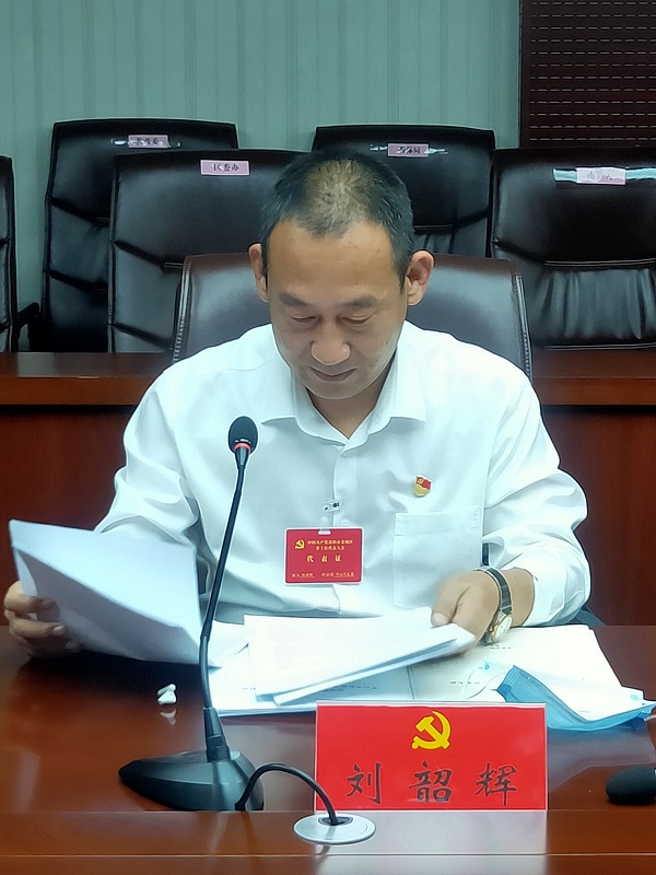 爱游戏(ayx)中国官方网站
刘总参加老城区第十次代表大会扎根群众献言献策